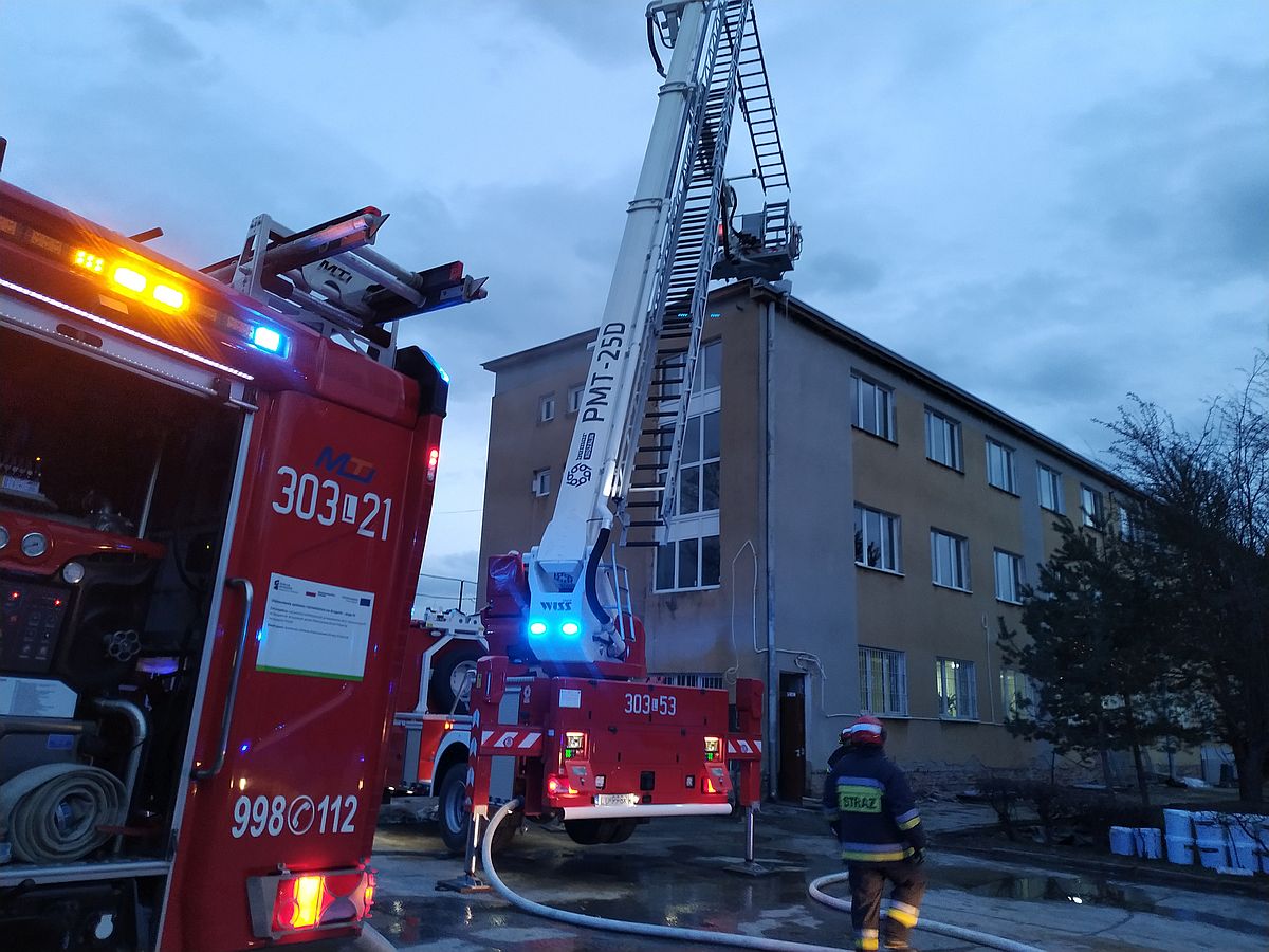 Pożar w bursie szkolnej w Lublinie. Akcja gaśnicza dobiega właśnie końca (zdjęcia)