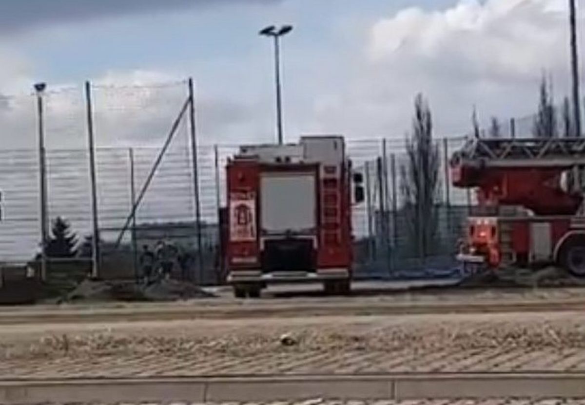 Strażacy grają w piłkę nożną, obok stoją wozy gaśnicze. Nie wszystkim się to podoba  (zdjęcia)