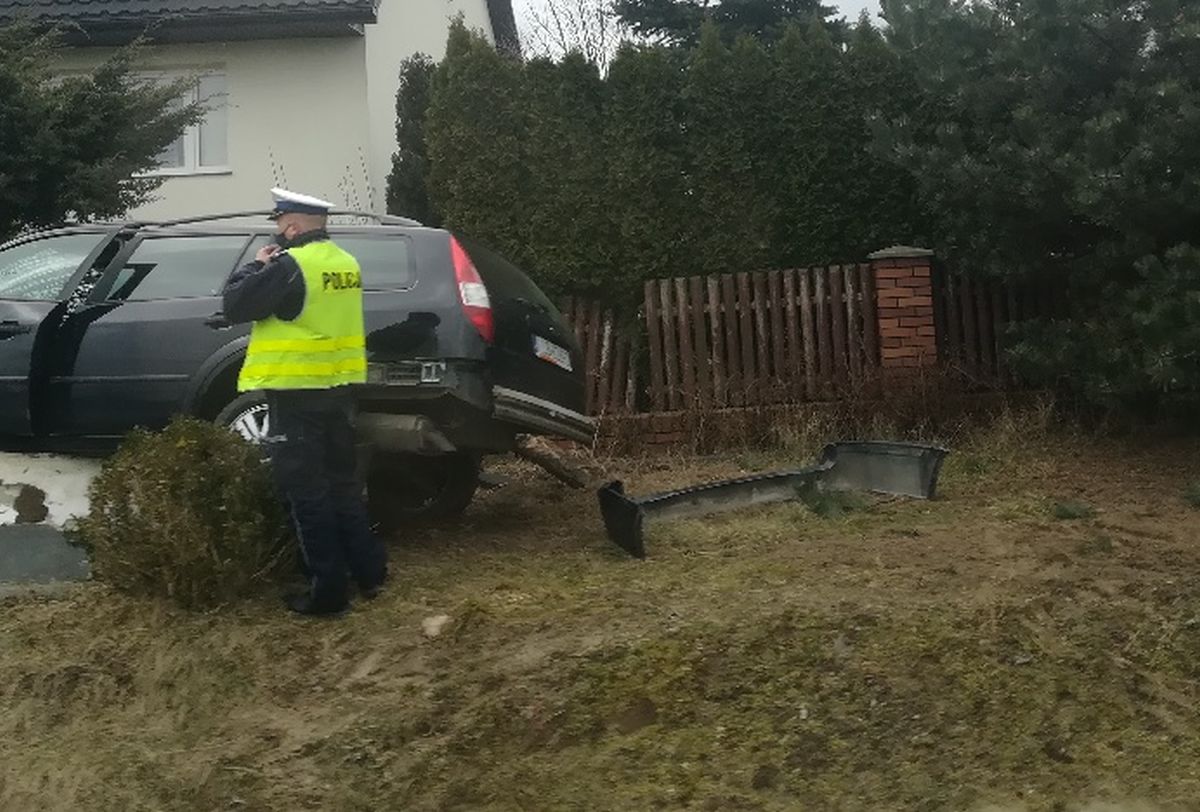 Ford wypadł z drogi i staranował ogrodzenie posesji. Od kierowcy czuć było alkohol (zdjęcia)