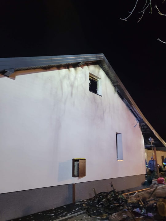 Dom stanął w płomieniach. Z ogniem walczyło sześć zastępów staży pożarnej (zdjęcia)