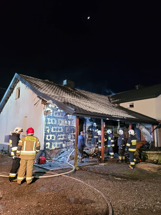 Dom stanął w płomieniach. Z ogniem walczyło sześć zastępów staży pożarnej (zdjęcia)