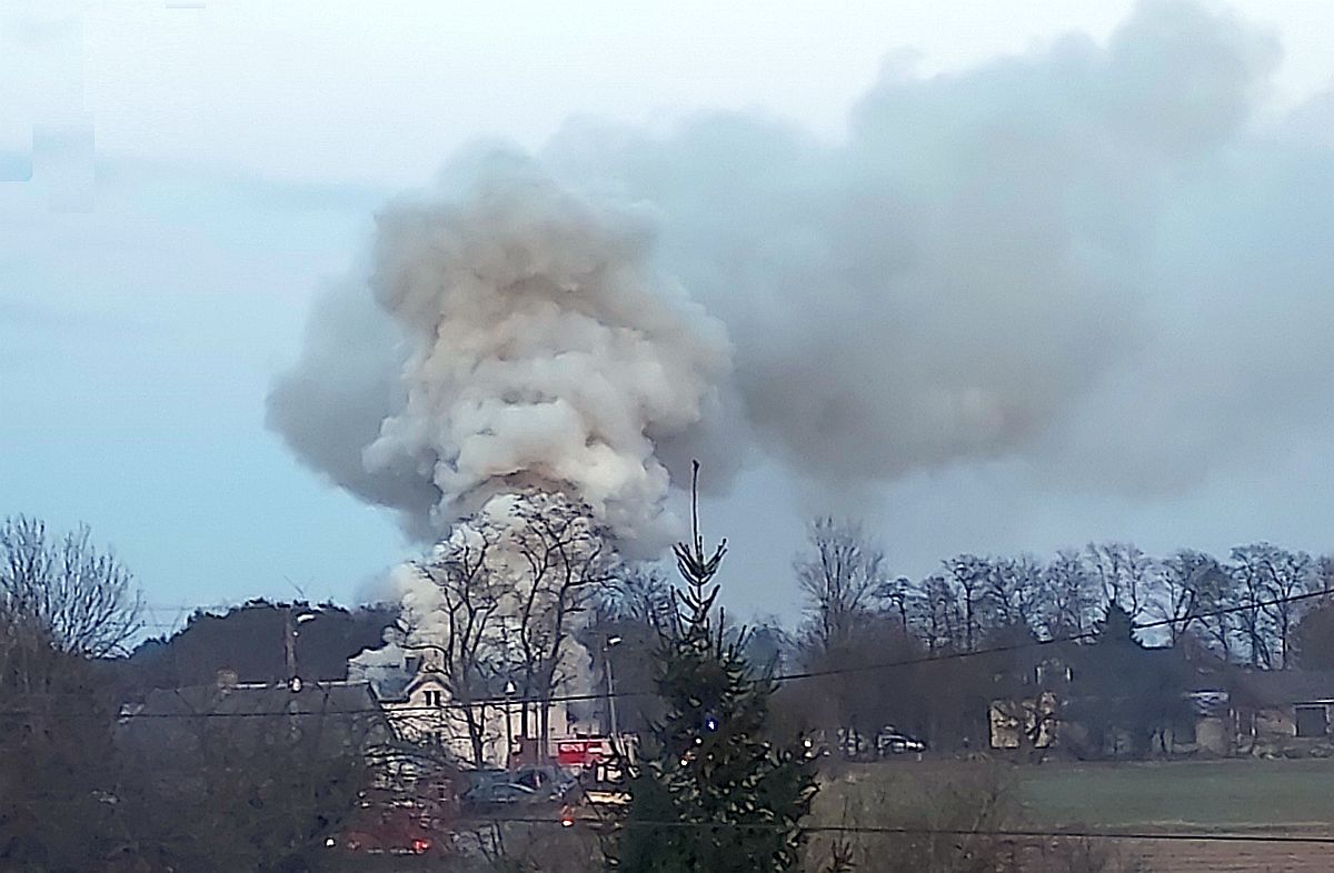 Dom stanął w płomieniach. Z ogniem walczyło sześć zastępów staży pożarnej (zdjęcia)