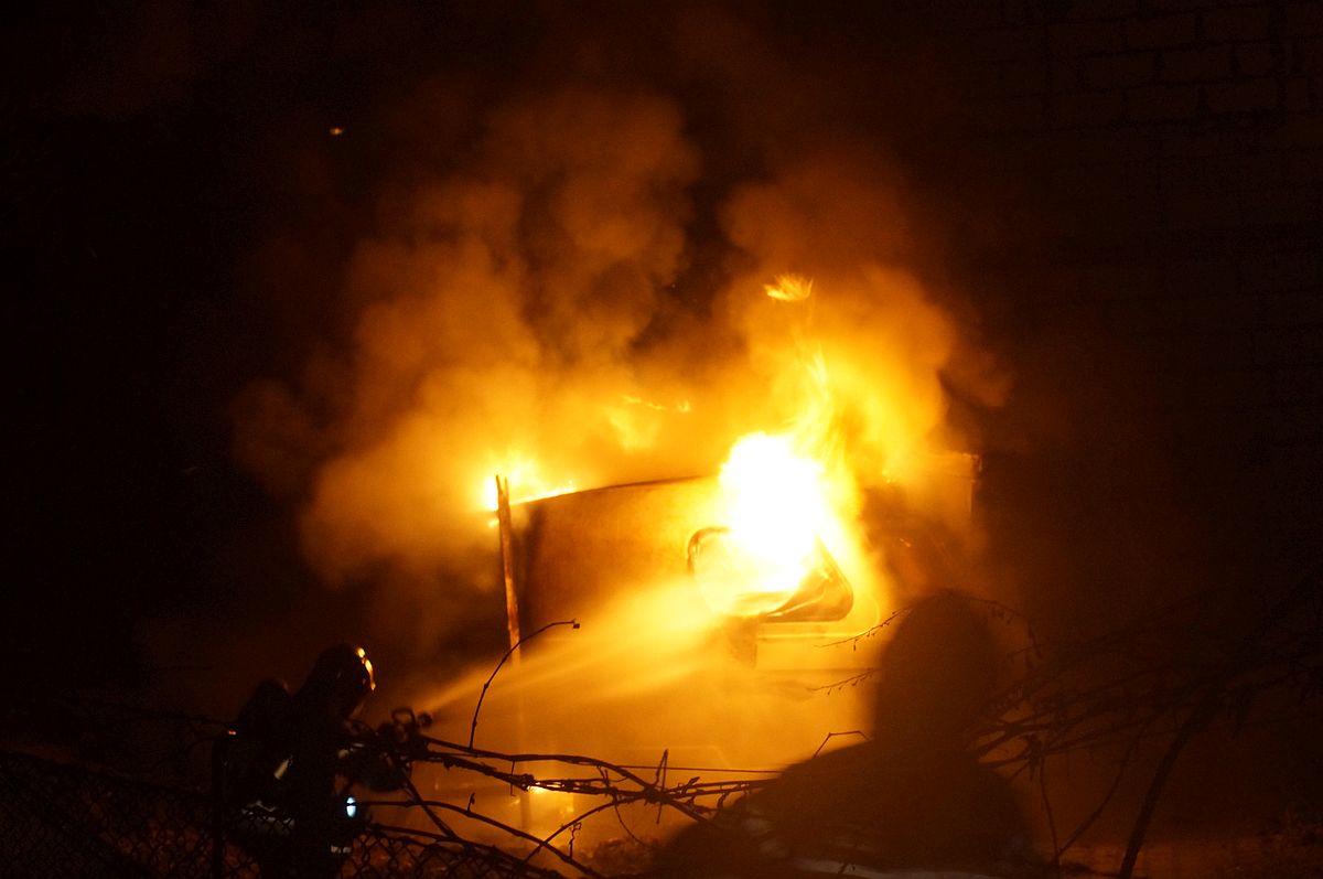 Przyczepa campingowa stanęła w płomieniach. Mieszkały w niej dwie osoby (zdjęcia)