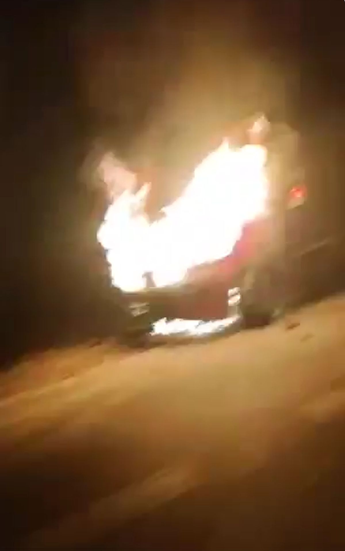 Na trasie Lublin – Kraśnik samochód stanął w płomieniach (wideo)
