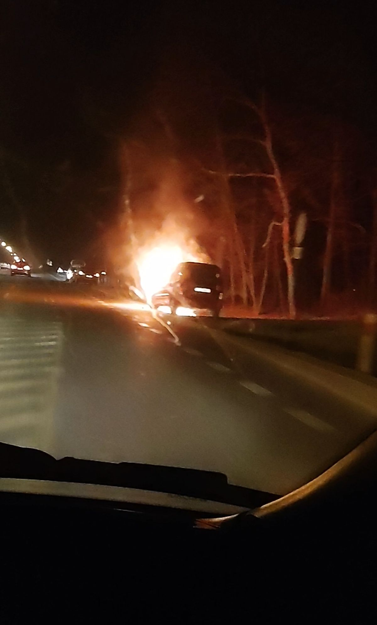 Na trasie Lublin – Kraśnik samochód stanął w płomieniach (wideo)