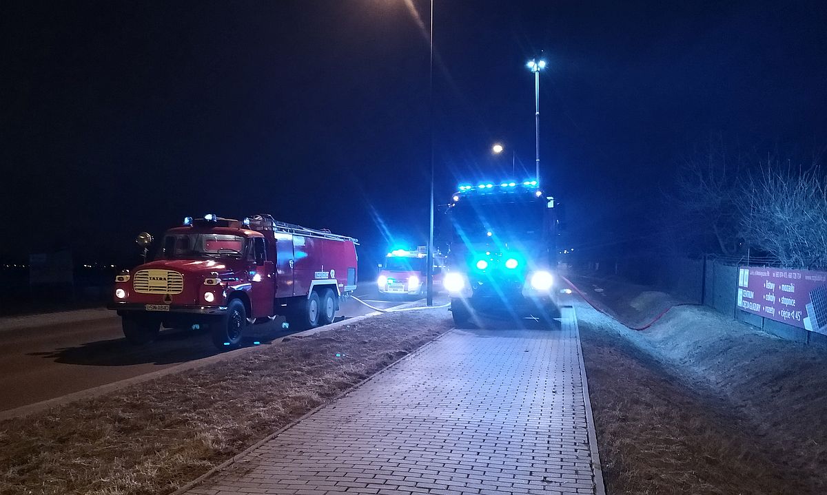 Altanka stanęła w płomieniach. Na miejscu zastano pijanego mężczyznę (zdjęcia)