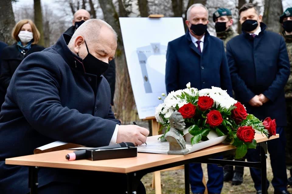 W naszym regionie powstanie Łuk Triumfalny. Akt erekcyjny podpisał wicepremier Jacek Sasin (zdjęcia)