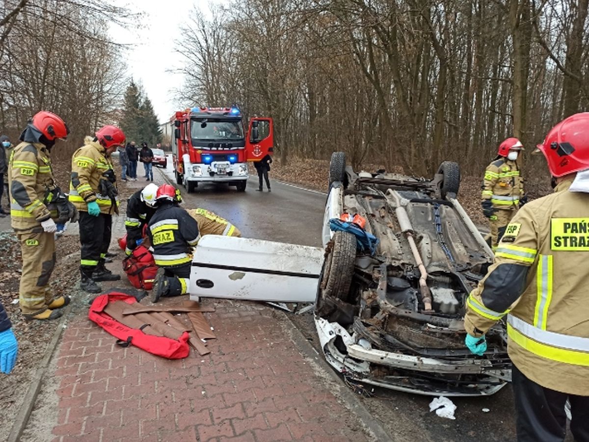 Opel dachował na zakręcie. Ranny kierowca trafił do szpitala, droga jest zablokowana (zdjęcia)