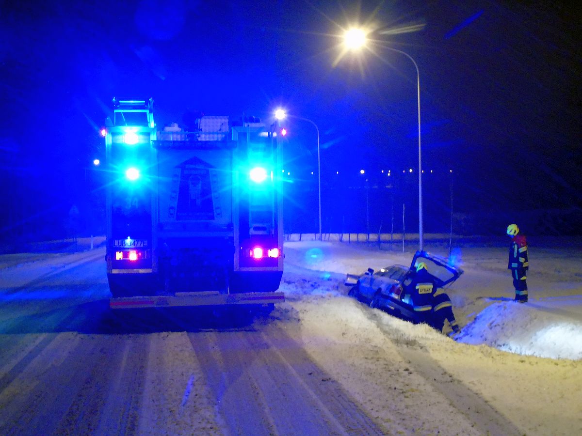 Dwa audi w rowie niedaleko siebie. Oboje kierujący stracili panowanie nad pojazdem (zdjęcia)