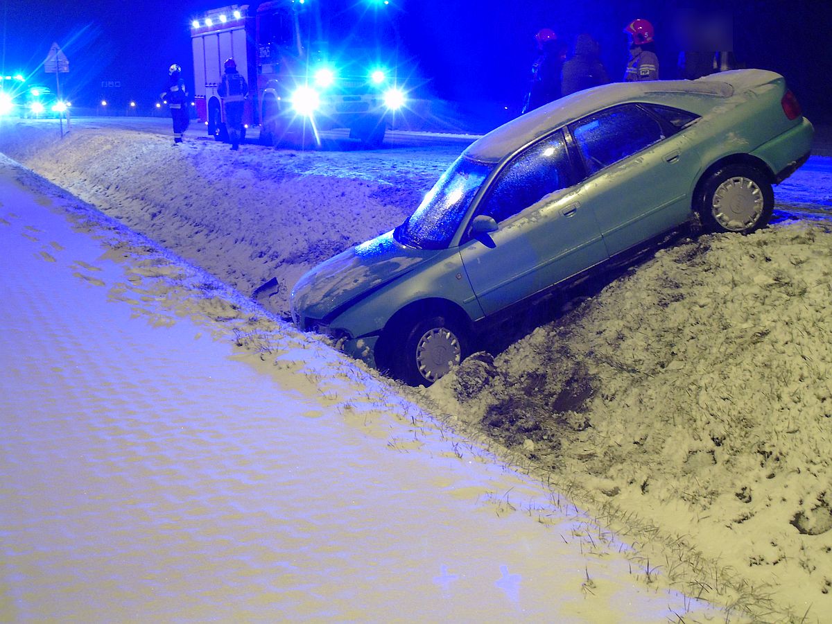 Dwa audi w rowie niedaleko siebie. Oboje kierujący stracili panowanie nad pojazdem (zdjęcia)