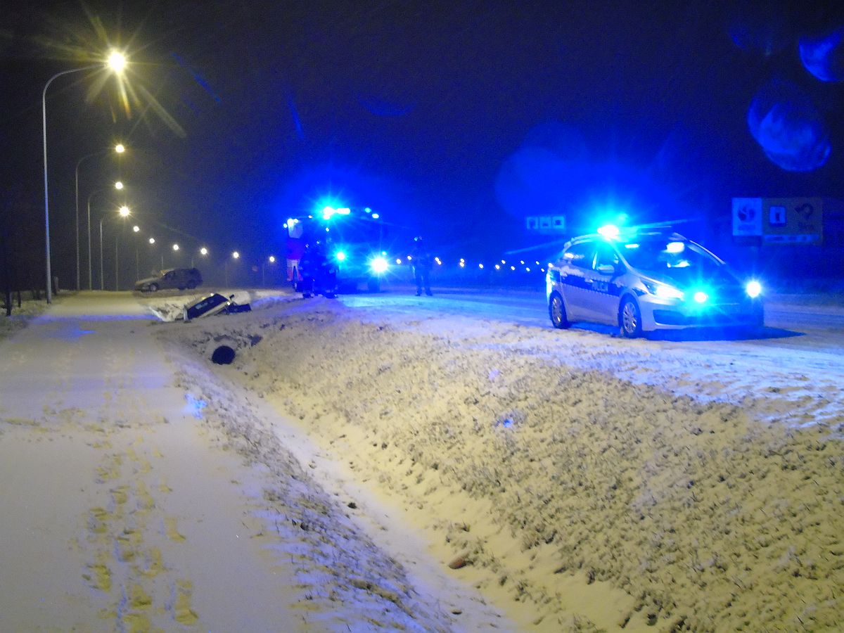 Dwa audi w rowie niedaleko siebie. Oboje kierujący stracili panowanie nad pojazdem (zdjęcia)