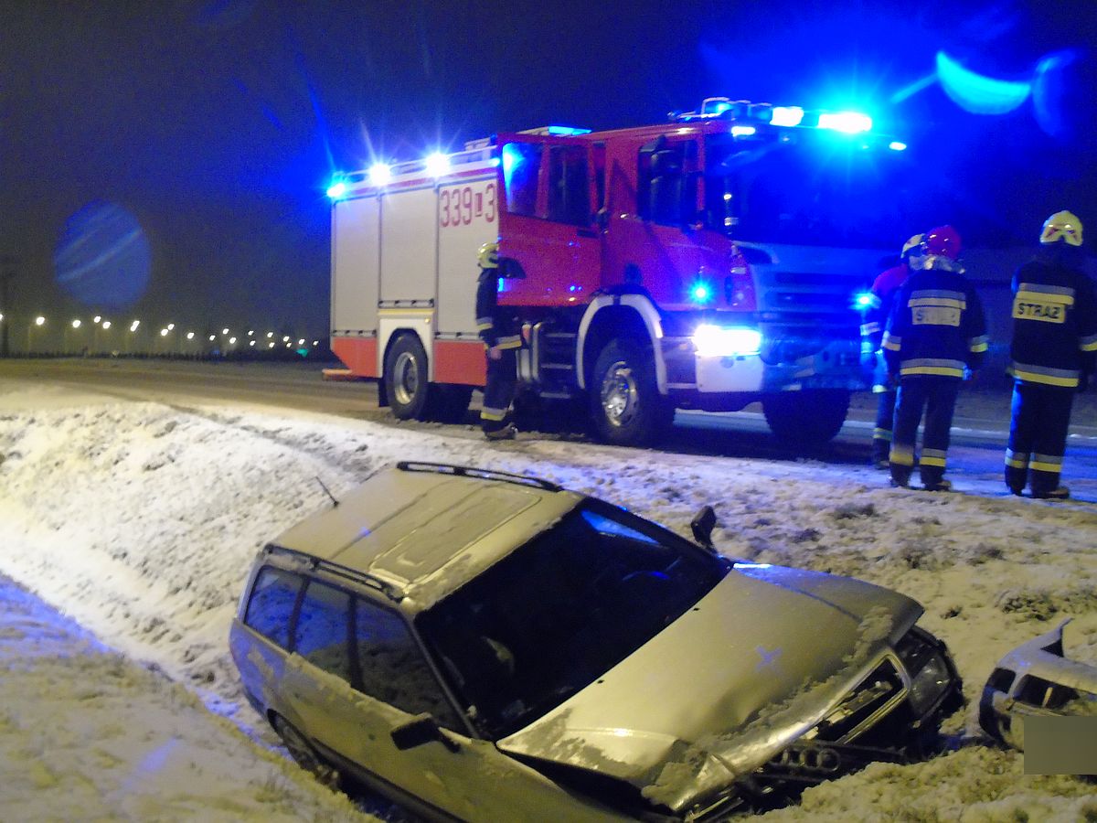 Dwa audi w rowie niedaleko siebie. Oboje kierujący stracili panowanie nad pojazdem (zdjęcia)