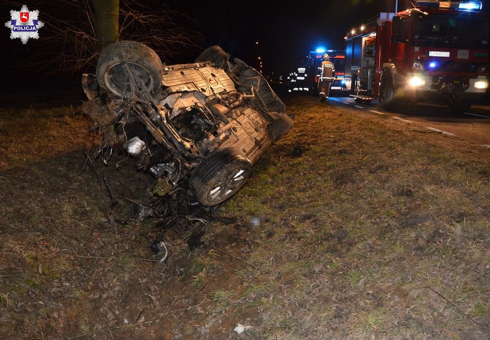 Mercedes uderzył w przepust, z pojazdu wypadł silnik, zderzak znaleziono wysoko na drzewie. Kierowca był pijany