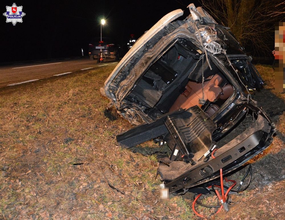 Mercedes uderzył w przepust, z pojazdu wypadł silnik, zderzak znaleziono wysoko na drzewie. Kierowca był pijany