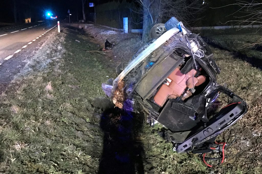 Mercedes uderzył w przepust, z pojazdu wypadł silnik, zderzak znaleziono wysoko na drzewie. Kierowca był pijany