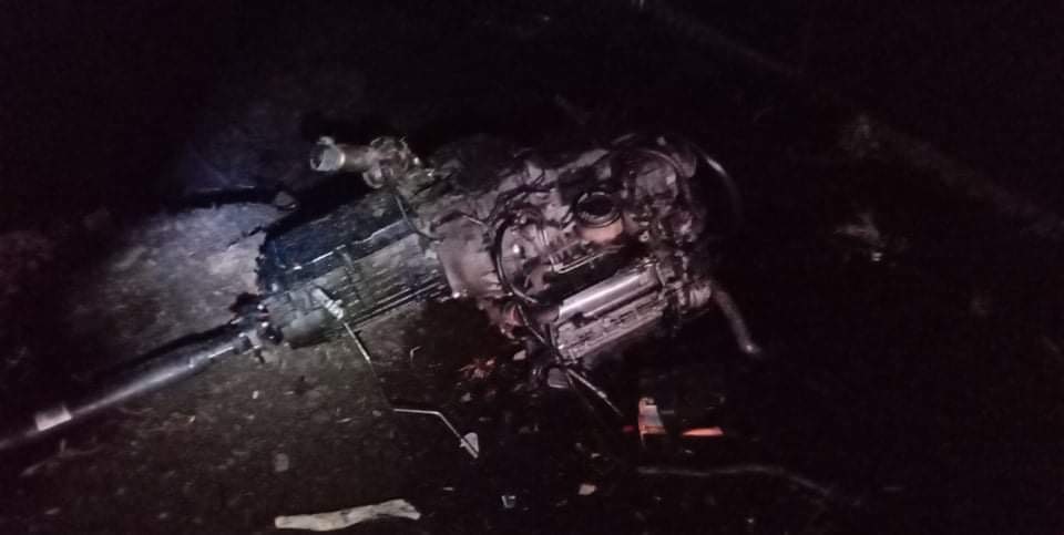 Mercedes uderzył w przepust, z pojazdu wypadł silnik, zderzak znaleziono wysoko na drzewie. Kierowca był pijany