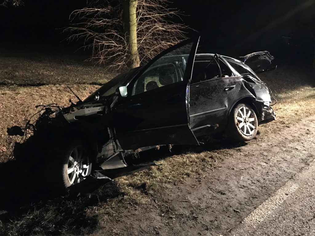 Mercedes uderzył w przepust, z pojazdu wypadł silnik, zderzak znaleziono wysoko na drzewie. Kierowca był pijany