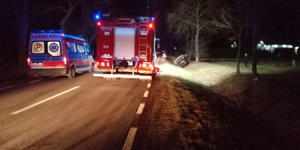 Mercedes uderzył w przepust, z pojazdu wypadł silnik, zderzak znaleziono wysoko na drzewie. Kierowca był pijany