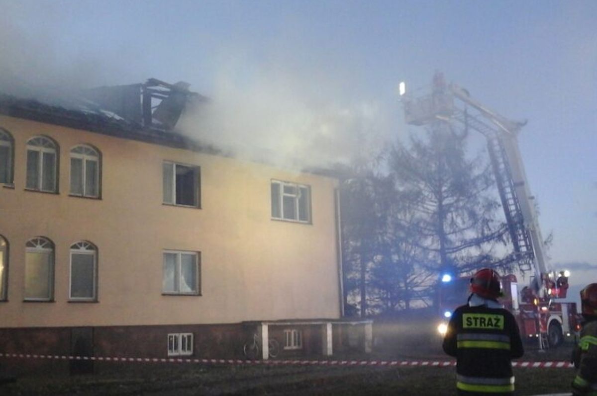 Dach domu stanął w płomieniach. Kilkugodzinna akcja strażaków (zdjęcia)