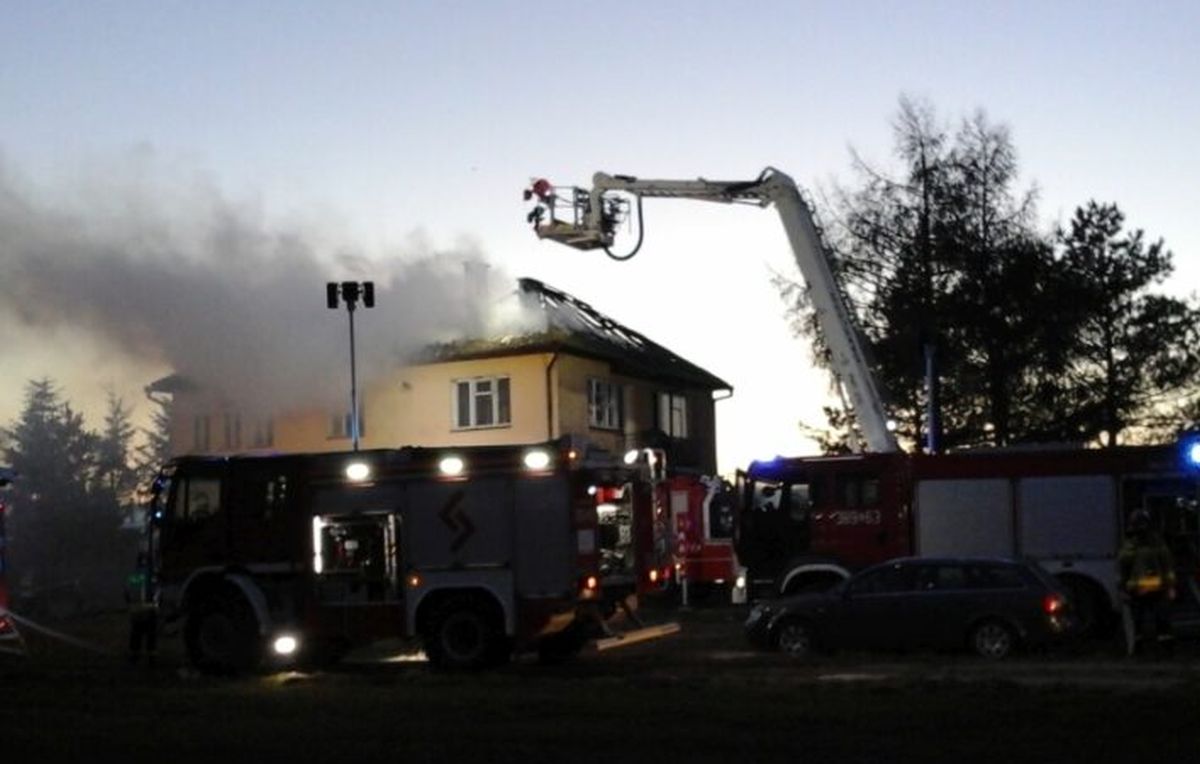 Dach domu stanął w płomieniach. Kilkugodzinna akcja strażaków (zdjęcia)