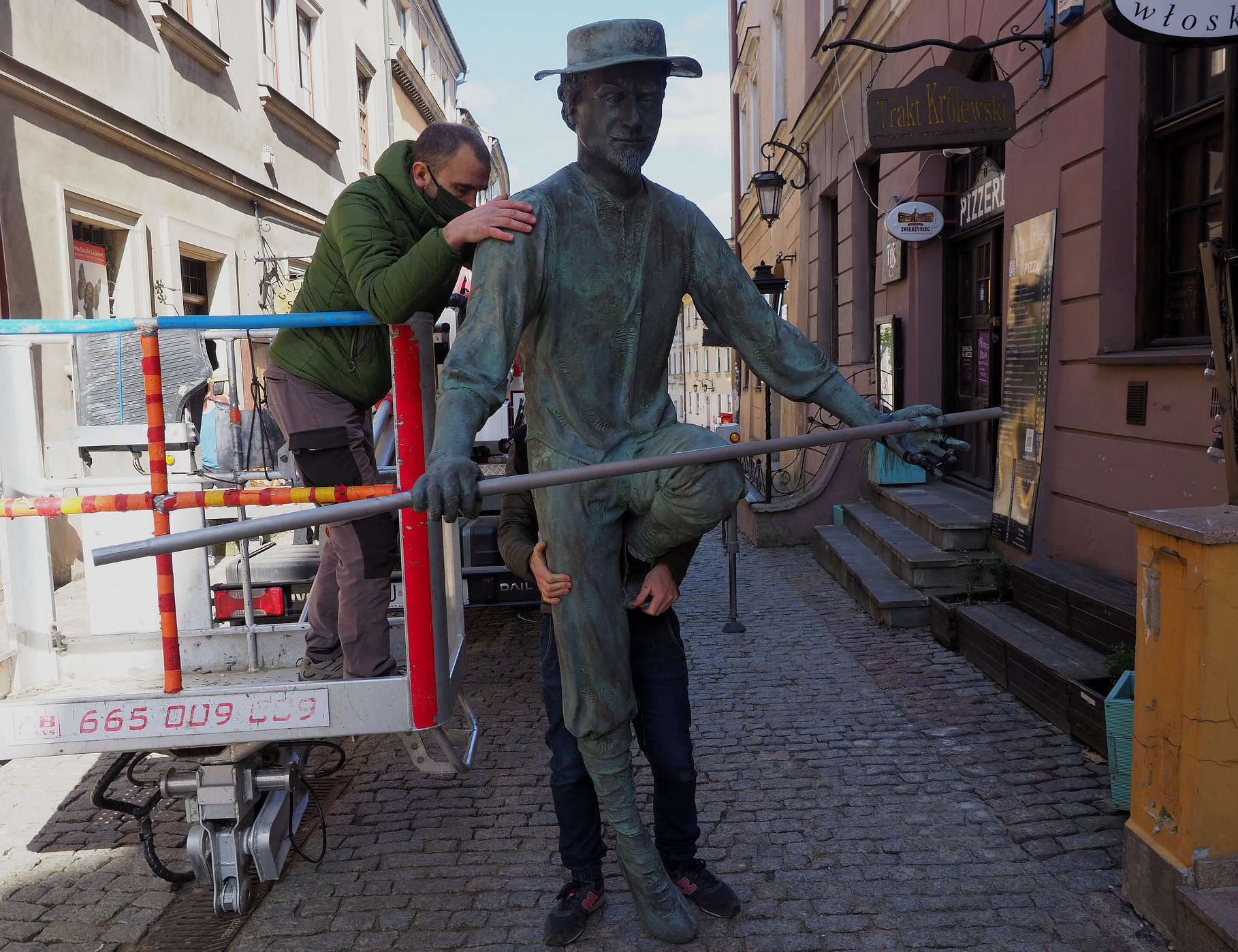 „Sztukmistrz z Lublina” wrócił na swoje miejsce. Dwa miesiące temu stracił równowagę (zdjęcia)