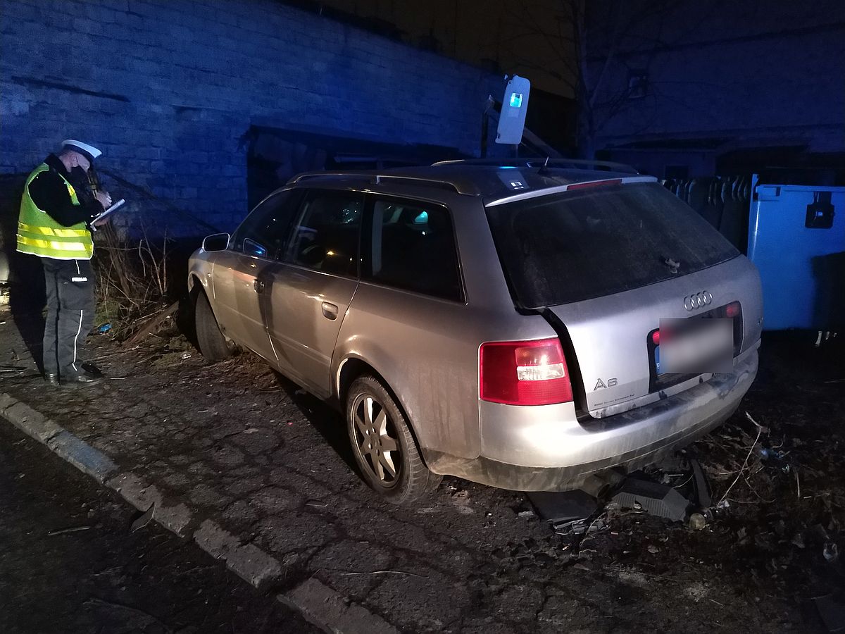 Jechał pod prąd, zderzył się z mercedesem i staranował ogrodzenie. Porzucił auto i uciekł (zdjęcia)