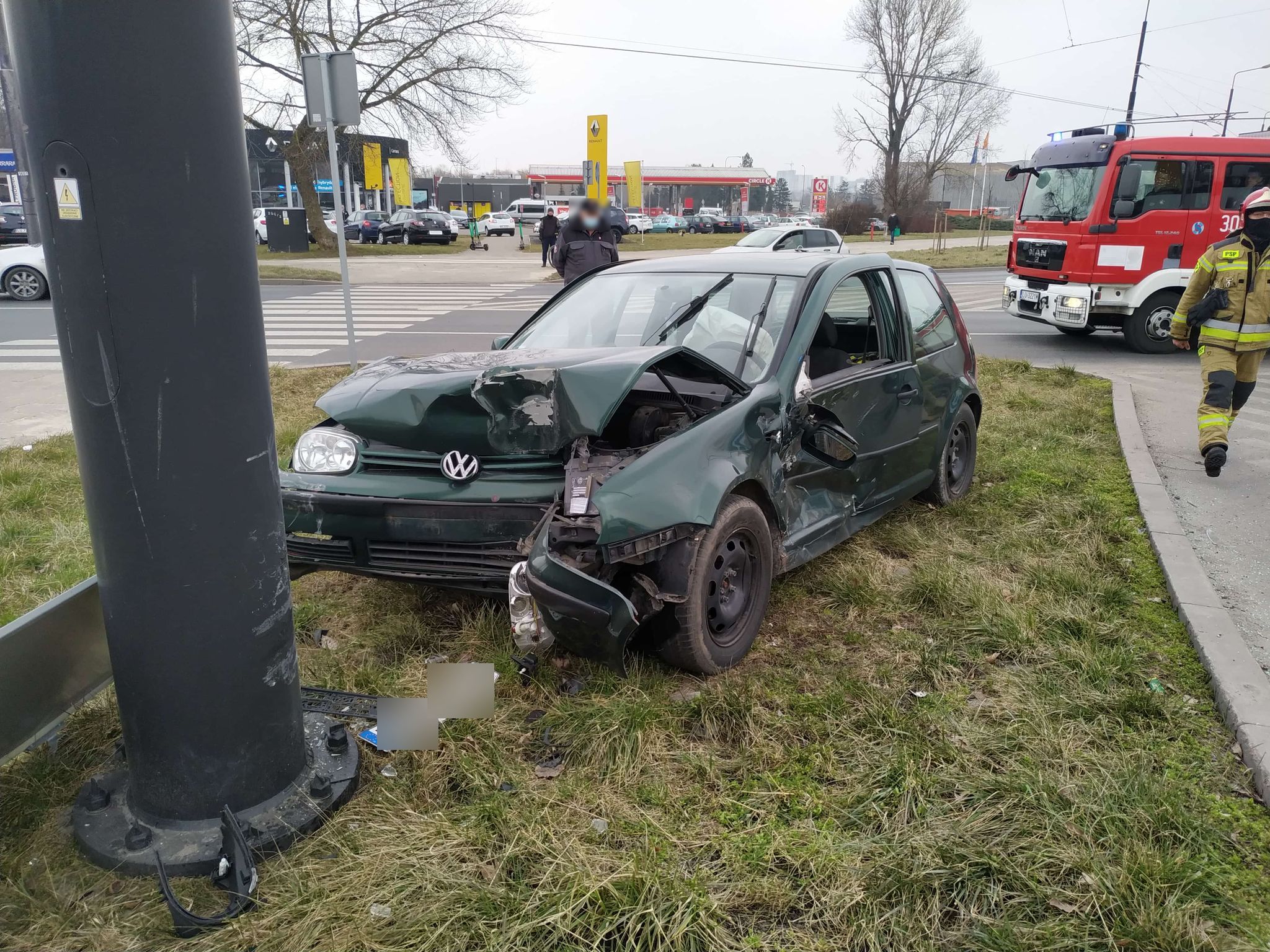 Kolejne zderzenie pojazdów na tym rondzie. Volkswagen zderzył się z mazdą (zdjęcia)