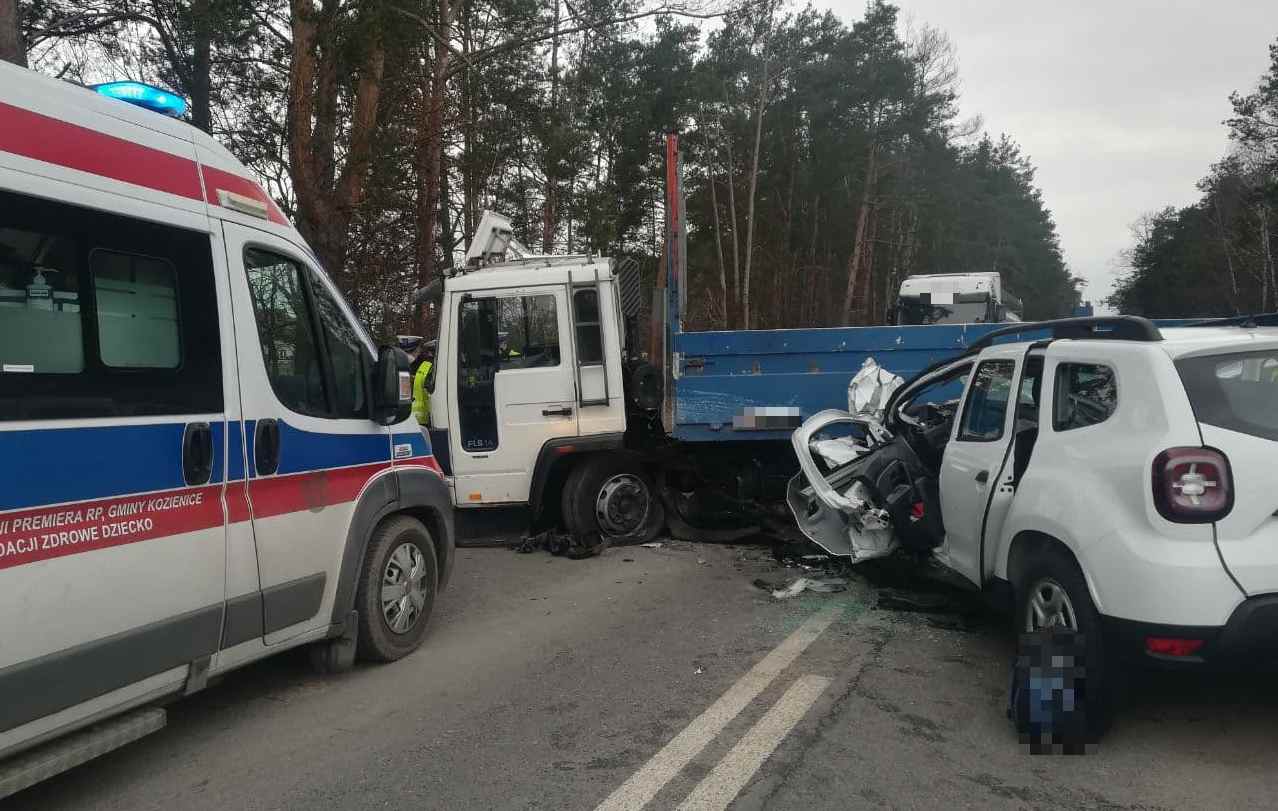 Strażak z naszego regionu zginął w wypadku koło Kozienic. Był pasażerem dacii (zdjęcia)