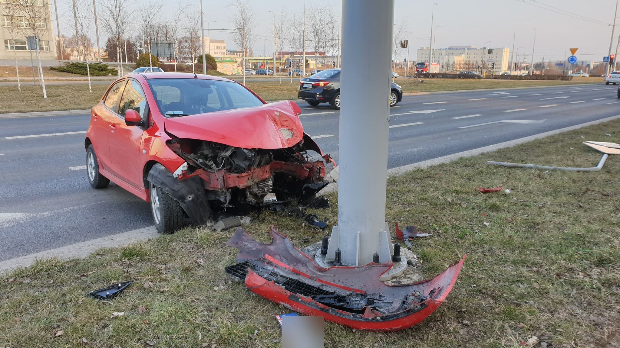 Przejechała przez środek ronda, chodnik, żywopłot i drzewa. Mazdę zatrzymał dopiero słup (zdjęcia)