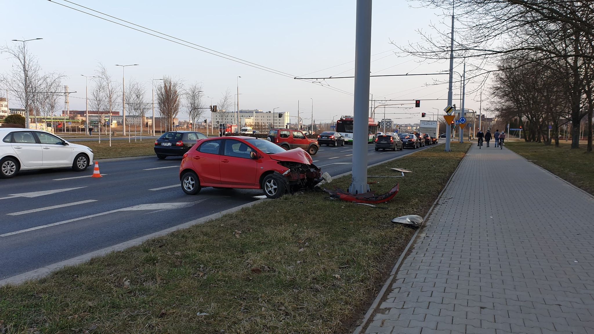 Przejechała przez środek ronda, chodnik, żywopłot i drzewa. Mazdę zatrzymał dopiero słup (zdjęcia)