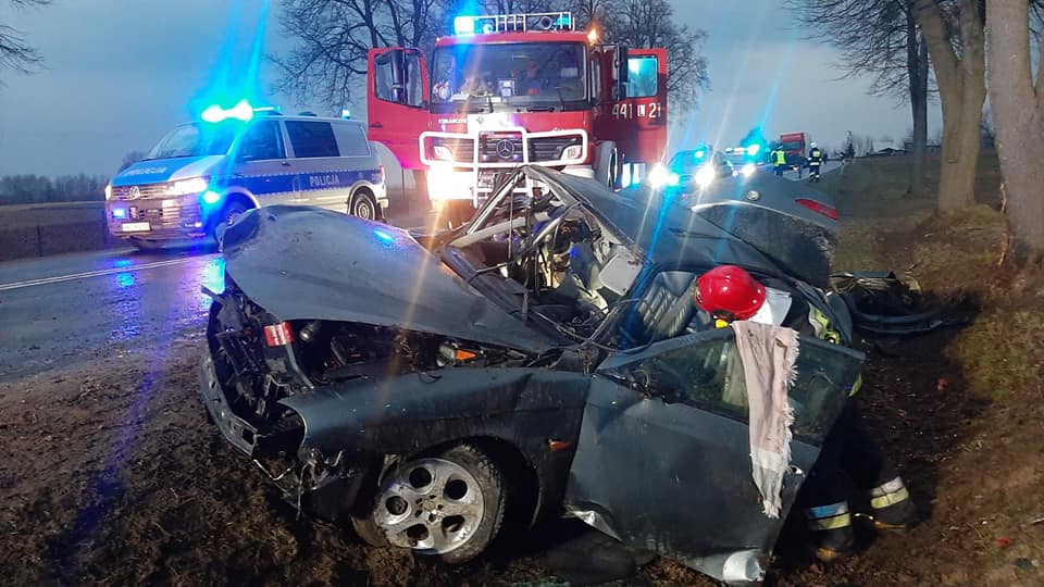 Alfa romeo uderzyła w drzewo. Dwóch mężczyzn jest ciężko rannych (zdjęcia)