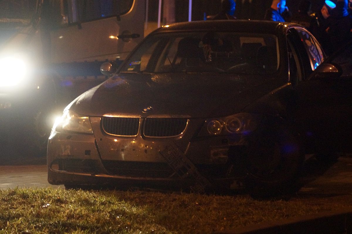 Przed komisariatem, na oczach funkcjonariuszy staranował bariery i znak. Kierowca BMW był pijany (zdjęcia)