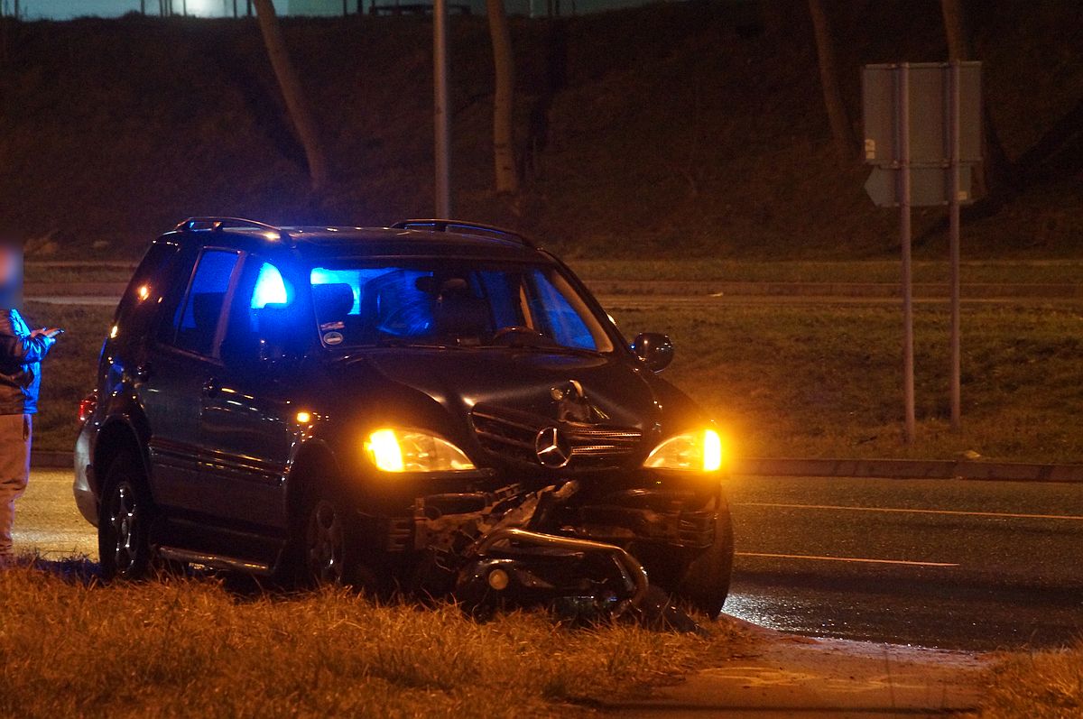 Na łuku jezdni stracił panowanie nad autem. Mercedes uderzył w słup latarni (zdjęcia)