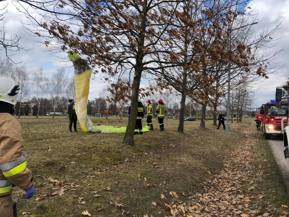 Miało być pełne wrażeń popołudnie, przeszkodził wiatr i drzewo. Interweniowały służby ratunkowe (zdjęcia)