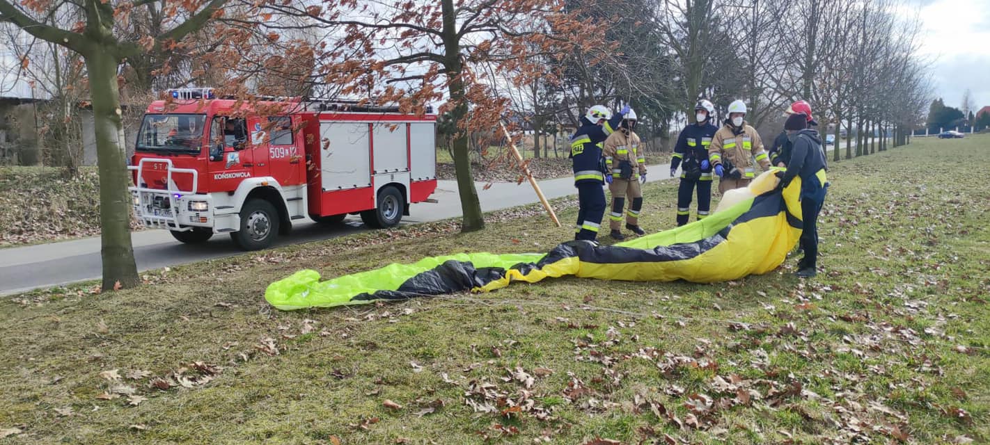 Miało być pełne wrażeń popołudnie, przeszkodził wiatr i drzewo. Interweniowały służby ratunkowe (zdjęcia)