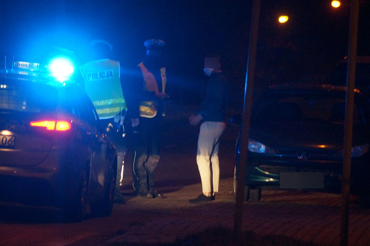 Pijany kierowca jechał nocą bez świateł, wjechał pod prąd. Trafił na wracającego ze służby policjanta