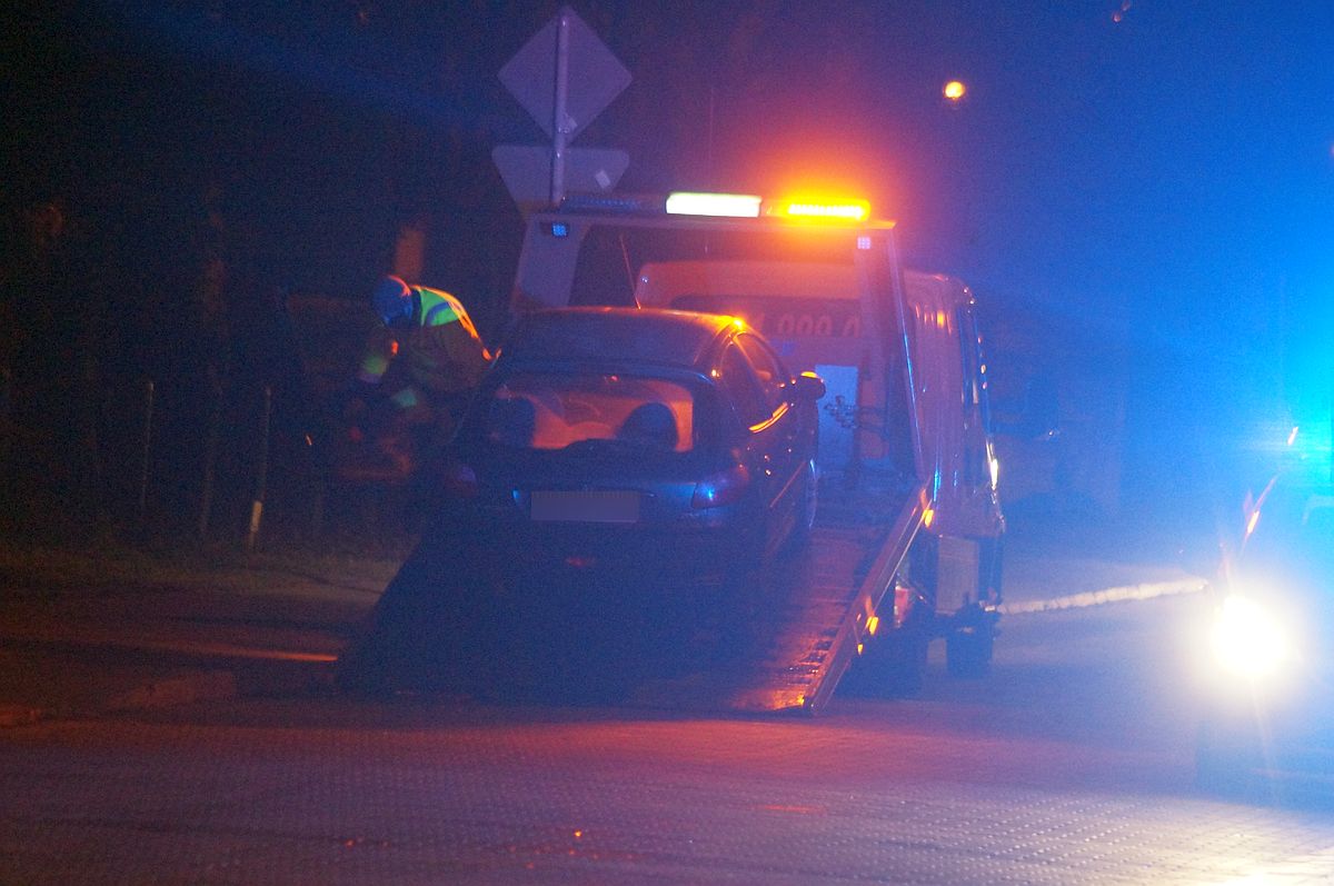 Pijany kierowca jechał nocą bez świateł, wjechał pod prąd. Trafił na wracającego ze służby policjanta