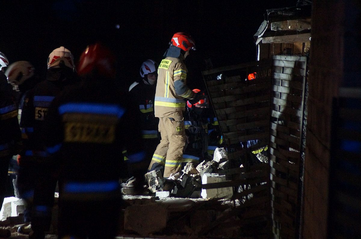 Nocna akcja ratunkowa. Po wybuchu gazu mężczyzna został uwięziony pod gruzami budynku (zdjęcia)