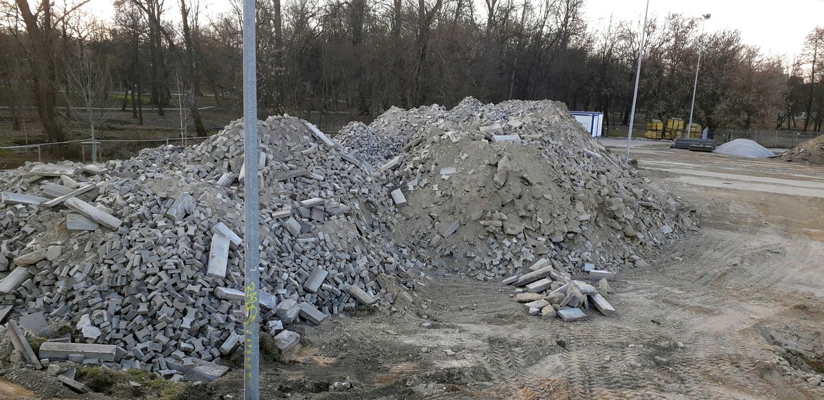 Sterta kostki brukowej zerwanej z przebudowywanego terenu. „Kto pozwolił na to marnotrawstwo” (zdjęcia)