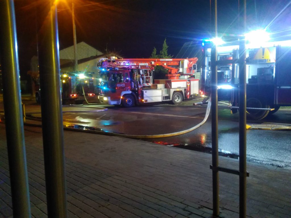 Drewniany dom stanął w płomieniach. Z ogniem walczyło 23 strażaków (zdjęcia)