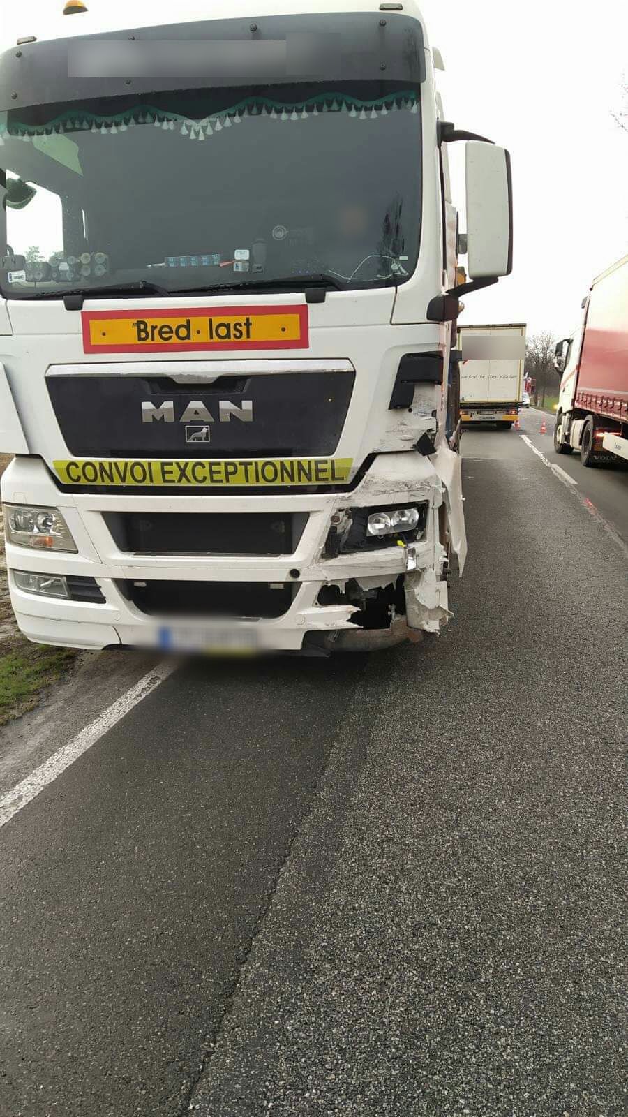 Wypadek na trasie Kraśnik – Janów Lubelski. Po zderzeniu ciężarówki z osobówką występują utrudnienia w ruchu (zdjęcia)