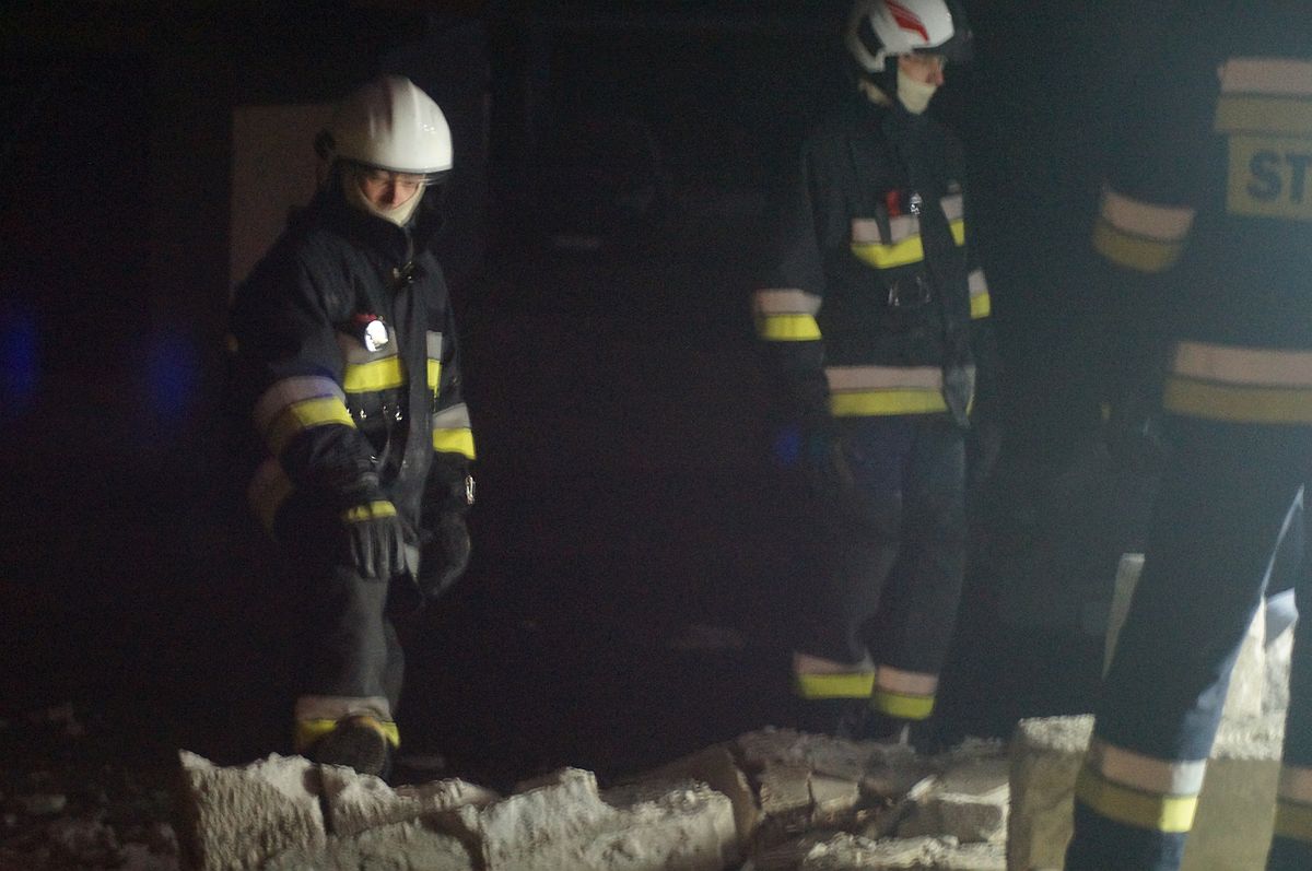 Nocna akcja ratunkowa. Po wybuchu gazu mężczyzna został uwięziony pod gruzami budynku (zdjęcia)