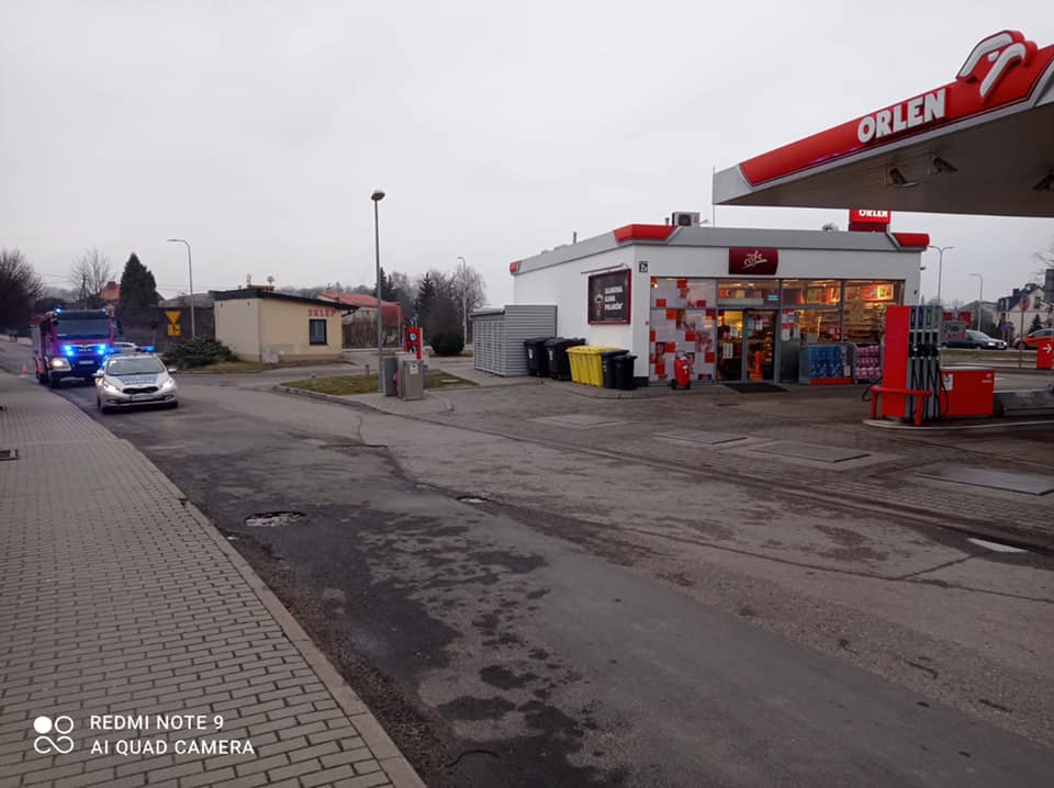 Ewakuowano klientów i pracowników stacji paliw. Cały teren został zabezpieczony (zdjęcia)