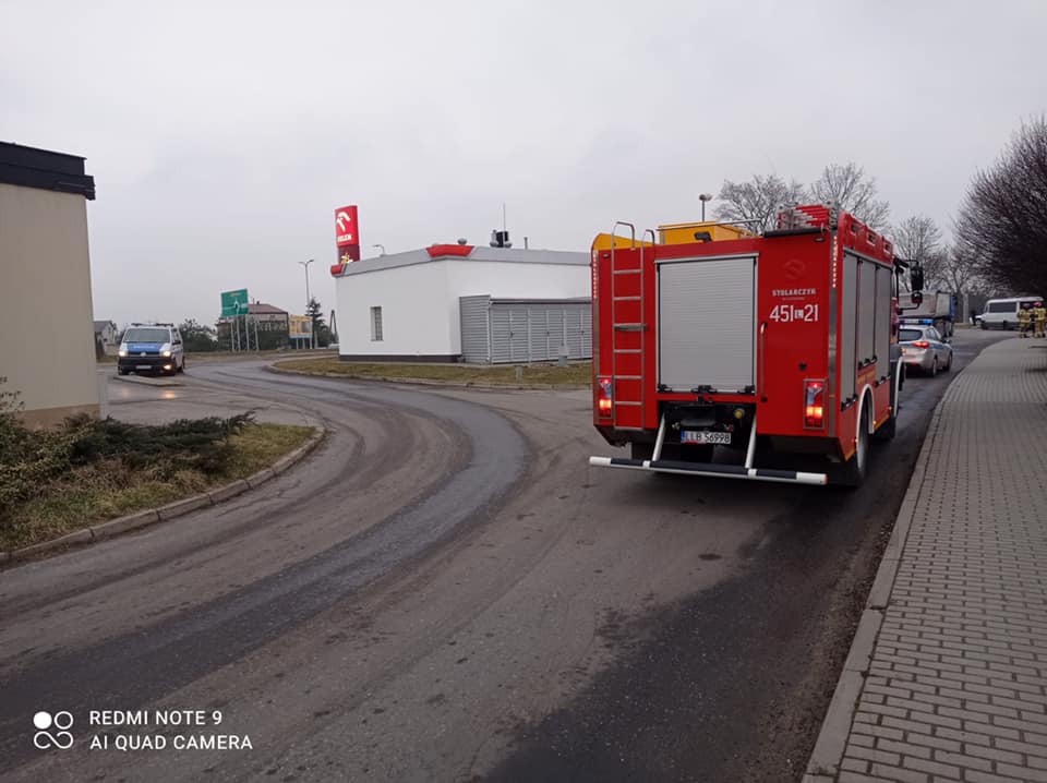 Ewakuowano klientów i pracowników stacji paliw. Cały teren został zabezpieczony (zdjęcia)