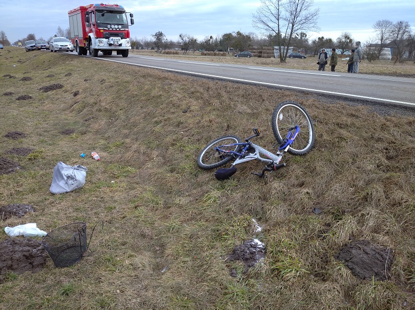 Potrącenie rowerzystki na trasie Łęczna – Włodawa. Droga jest zablokowana (zdjęcia)