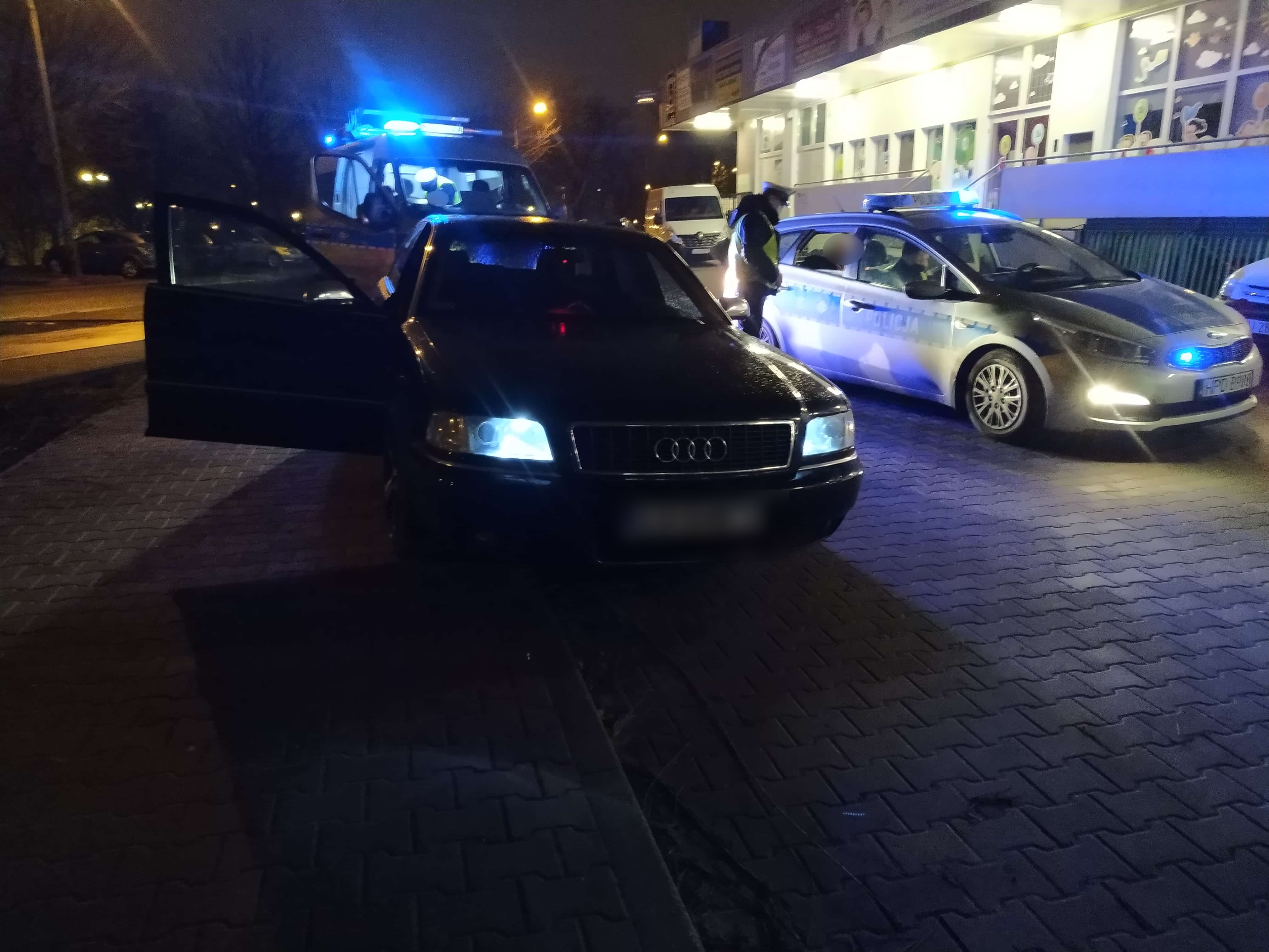 Audi toczyło się od prawej do lewej, kierowca był upojony alkoholem. Policjanci ruszyli w pościg (zdjęcia)