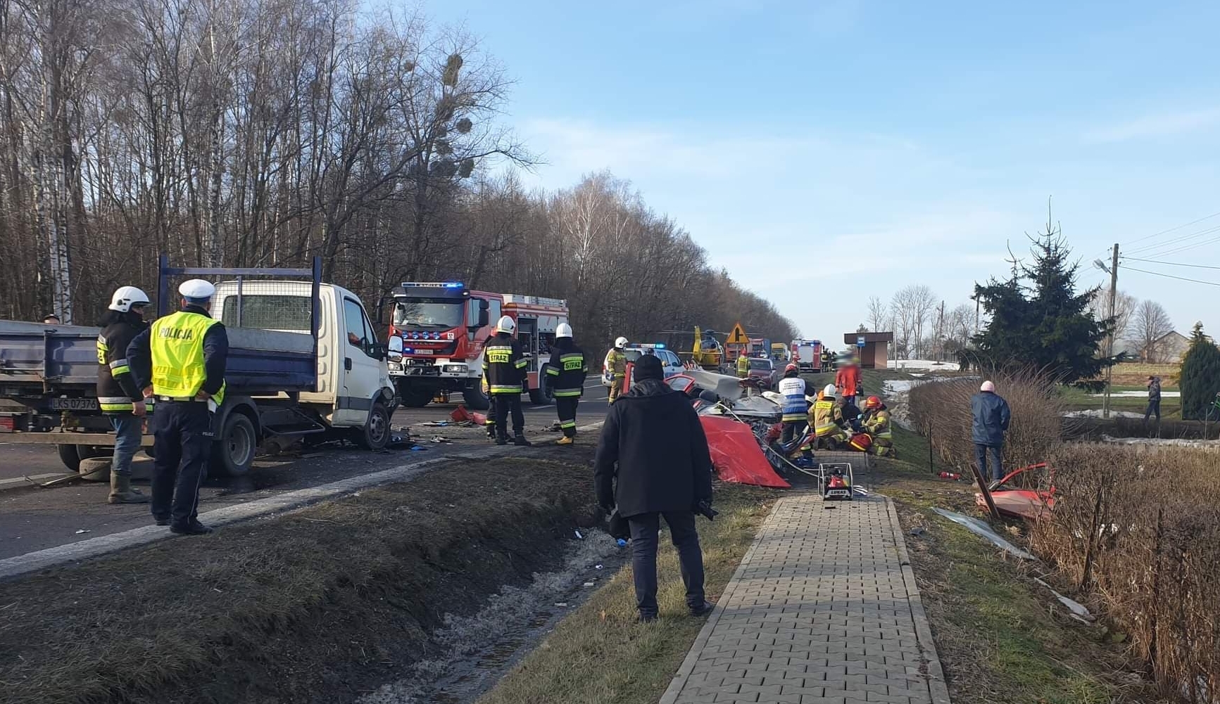 Kierowca skody omijał audi, doszło do groźnego wypadku. W akcji ratunkowej śmigłowiec, cztery osoby trafiły do szpitala (zdjęcia)