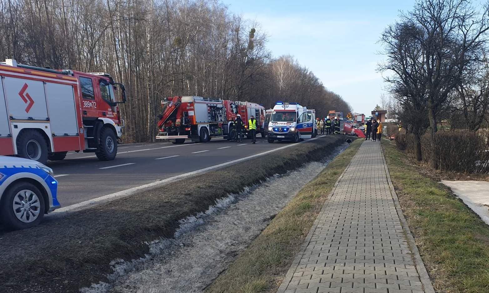 Groźny wypadek pomiędzy Krasnymstawem a Zamościem. Cztery osoby są ranne, droga zablokowana (zdjęcia)