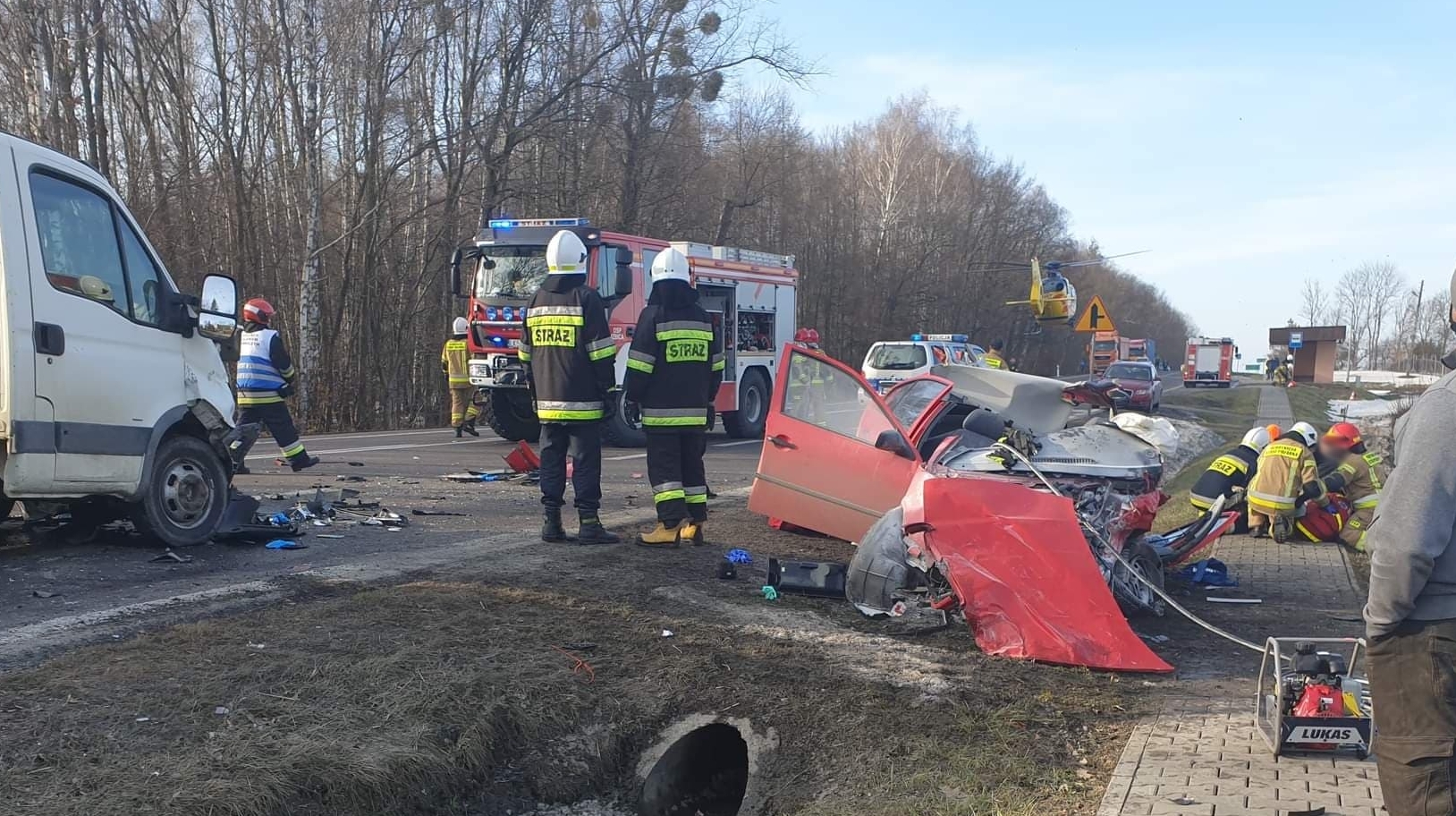 Kierowca skody omijał audi, doszło do groźnego wypadku. W akcji ratunkowej śmigłowiec, cztery osoby trafiły do szpitala (zdjęcia)