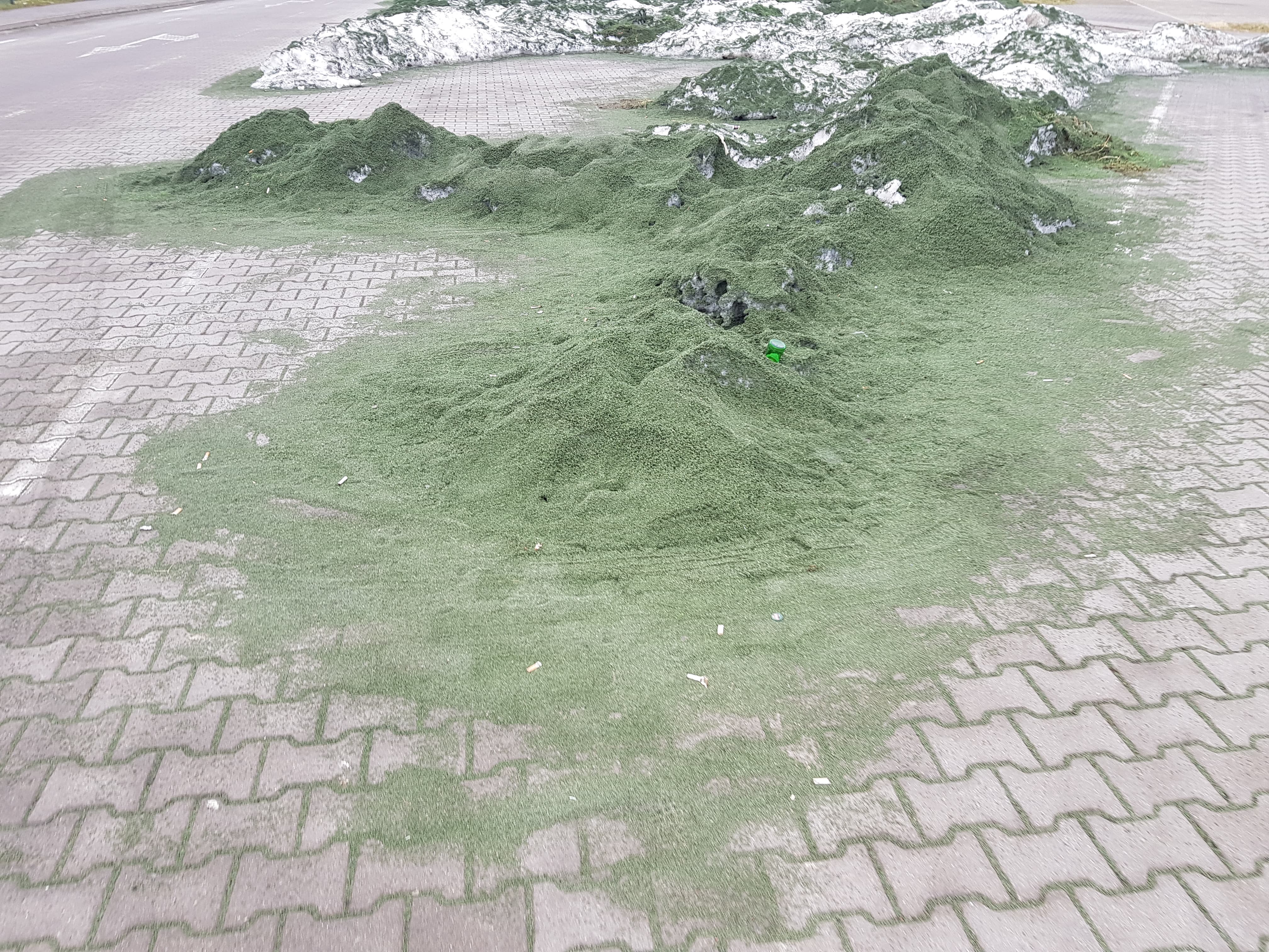 Sygnał od Czytelnika: „Zielony śnieg na parkingu przy Arenie Lublin” (zdjęcia)